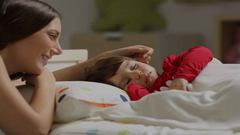 Follow this easy way to put small children to sleep, sleep will come soon
